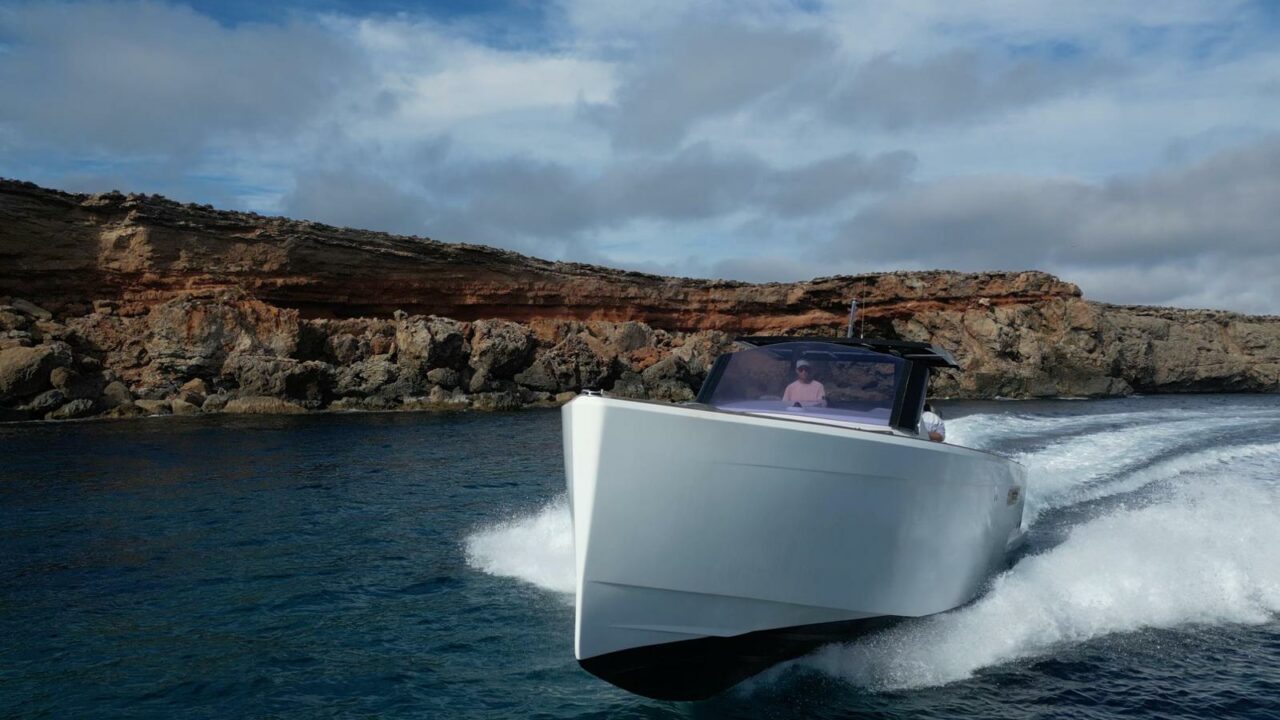 Fjord 40 Open vertical bow cutting through waves