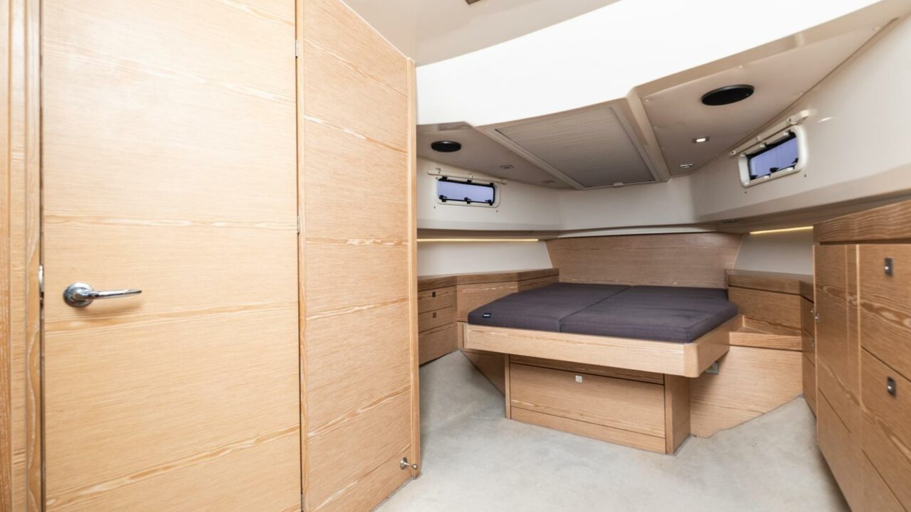 Fjord 40 Open cabin with double berth below deck