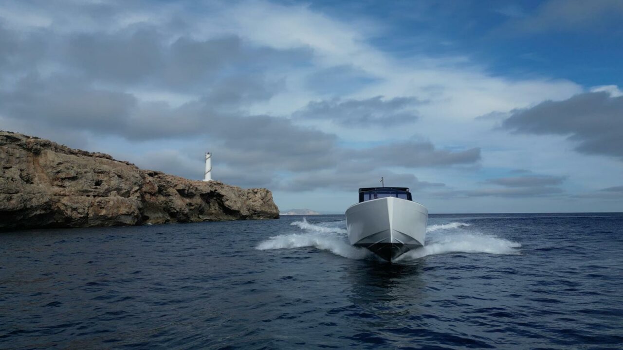 Fjord 40 Open cruising head-on off the Mallorca coast