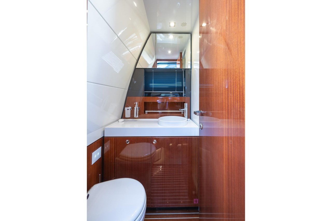 Riva 38 Rivamare bathroom with electric toilet