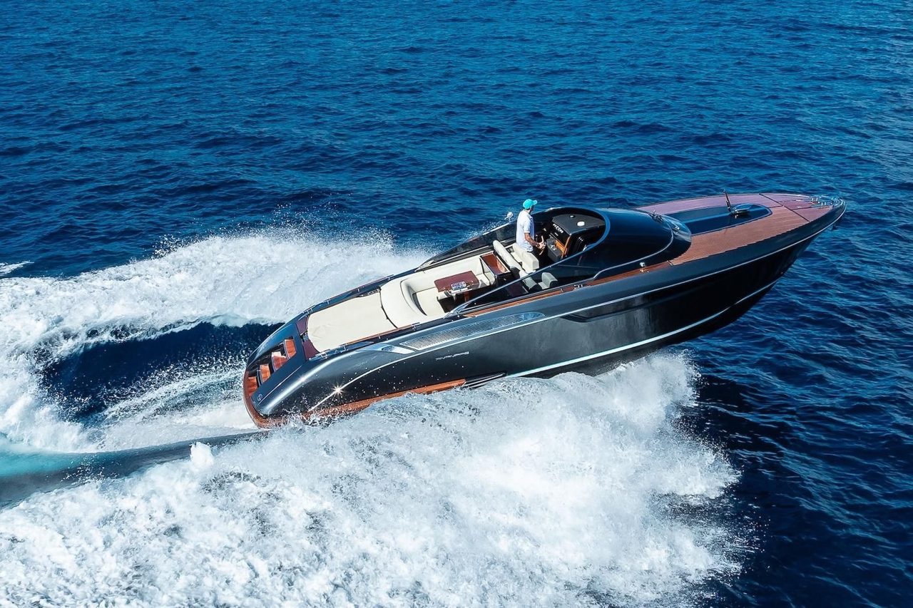 Riva 38 Rivamare at speed carving a turn
