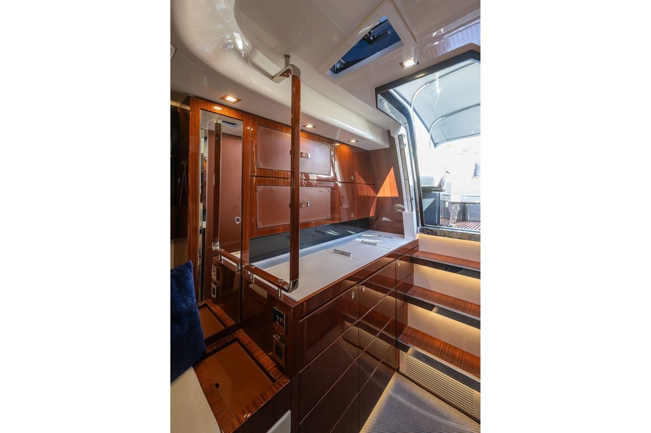 Riva 38 Rivamare lower deck with mahogany gloss furniture